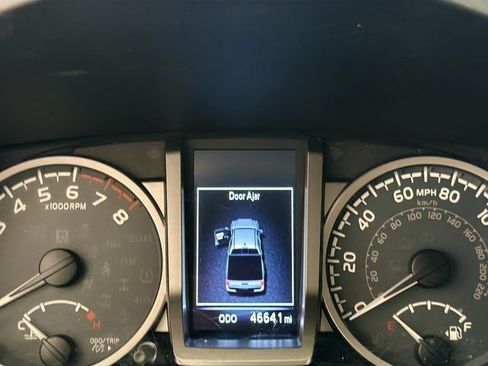 Used 2018 Toyota Tacoma SR5 AWD/4WD image 10