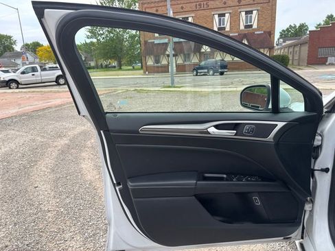 Used 2018 Ford Fusion SE w/ Equipment Group 602A FWD image 9