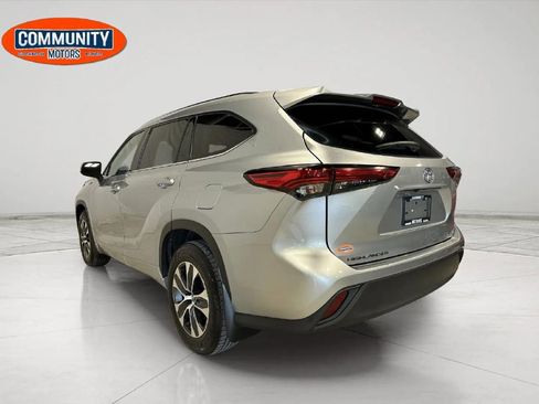 Used 2020 Toyota Highlander XLE AWD/4WD image 5