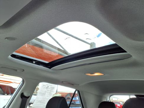 Used 2025 Hyundai Venue SEL image 24