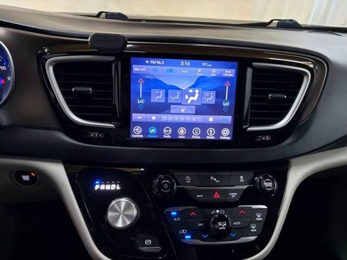 Used 2018 Chrysler Pacifica Touring-L FWD image 35