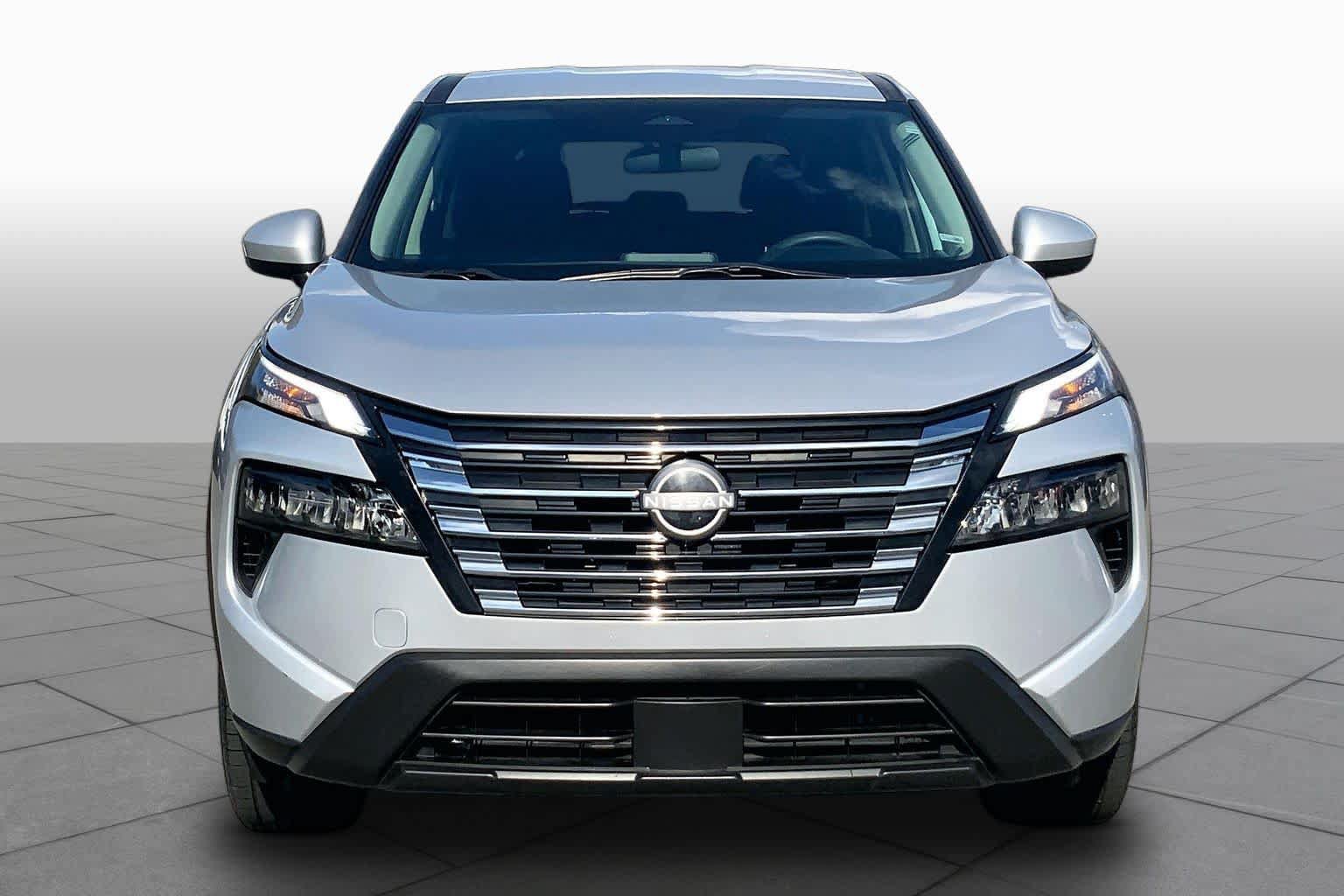 Used 2024 Nissan Rogue SV FWD image 3