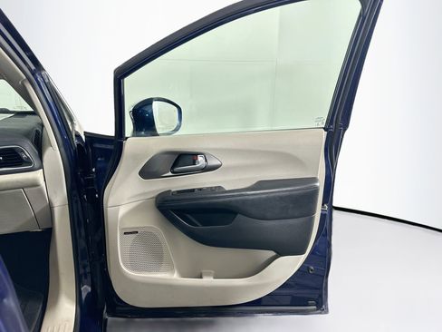 Used 2017 Chrysler Pacifica Limited FWD image 36