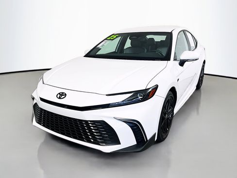 Used 2025 Toyota Camry SE image 10