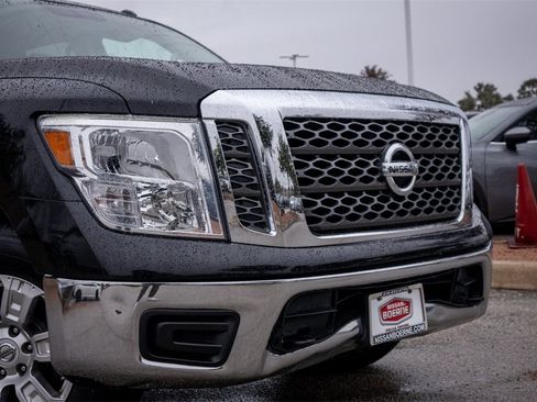 Used 2018 Nissan Titan SV image 3