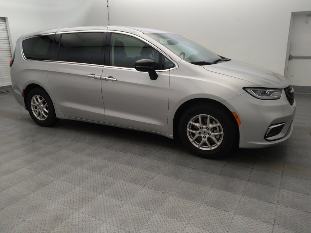 Used 2024 Chrysler Pacifica Touring-L FWD image 11