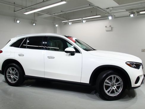 Used 2025 Mercedes-Benz GLC 300 4MATIC image 9