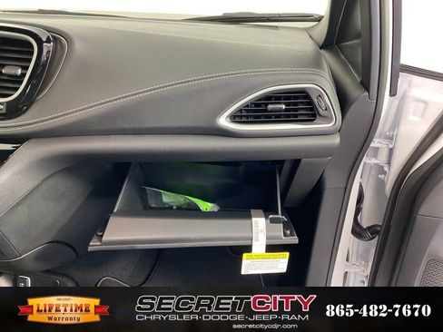 New 2026 Chrysler Pacifica Select image 34