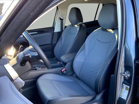 Certified 2025 Volkswagen Tiguan SE image 24