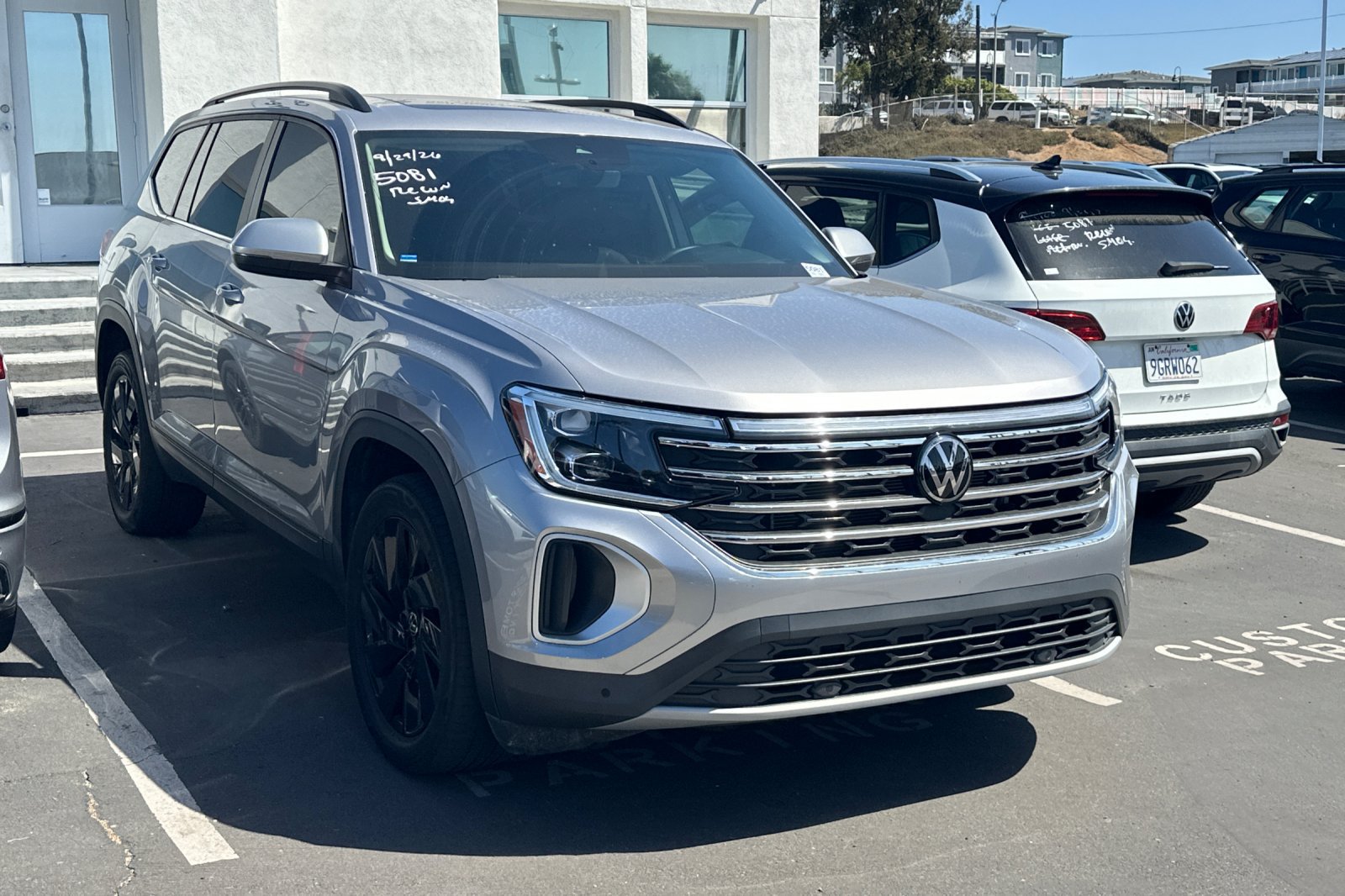 Used 2024 Volkswagen Atlas SE w/ Panoramic Sunroof Package FWD image 2