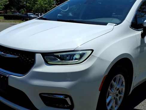 Used 2023 Chrysler Pacifica Touring-L FWD image 26