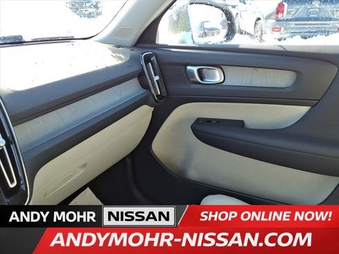 Used 2023 Volvo XC40 B5 Plus image 19