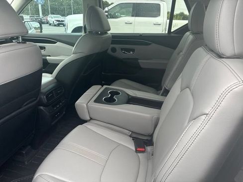 Used 2024 Honda Pilot Touring image 7