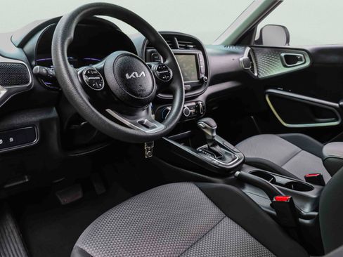 Certified 2025 Kia Soul LX w/ LX Technology Package FWD image 7