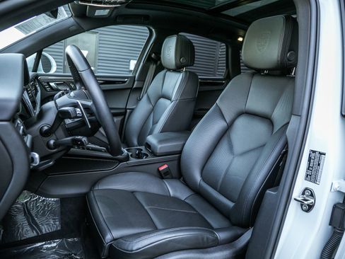 Certified 2025 Porsche Macan image 5