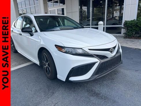 Used 2021 Toyota Camry SE w/ Convenience Package FWD image 1