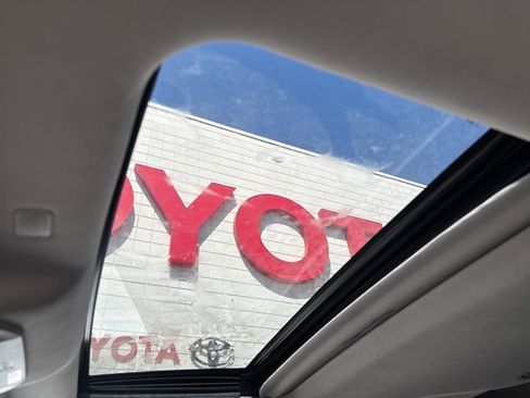 Used 2021 Toyota Highlander XLE image 18