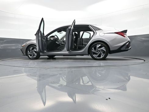 Certified 2025 Hyundai Elantra SEL image 48