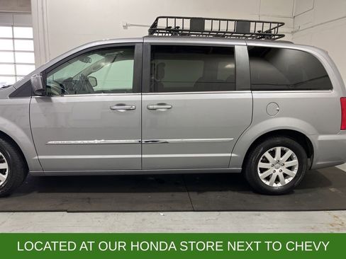 Used 2014 Chrysler Town & Country Touring image 4