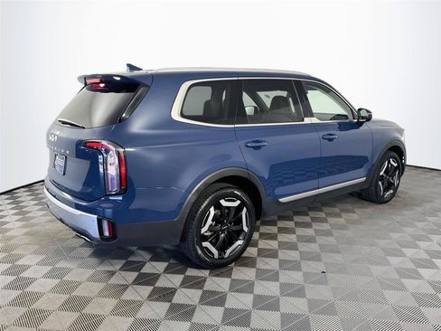 Certified 2023 Kia Telluride EX w/ EX Captain's Chair Package FWD image 5