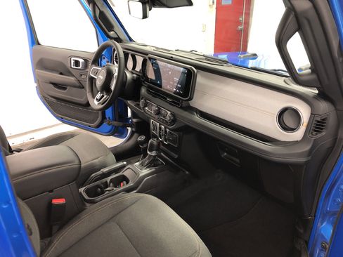 Certified 2024 Jeep Wrangler Sahara w/ Technology Group image 17