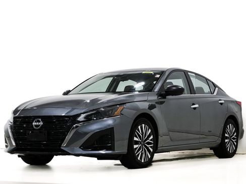 Used 2024 Nissan Altima 2.5 SV FWD image 3