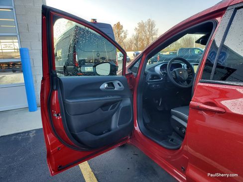 New 2026 Chrysler Pacifica Limited w/ S Appearance Package image 21