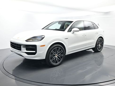 Certified 2025 Porsche Cayenne E-Hybrid w/ Premium Package Plus image 1