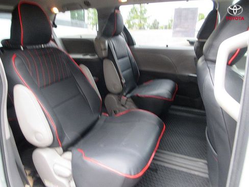 Used 2017 Toyota Sienna Limited image 23
