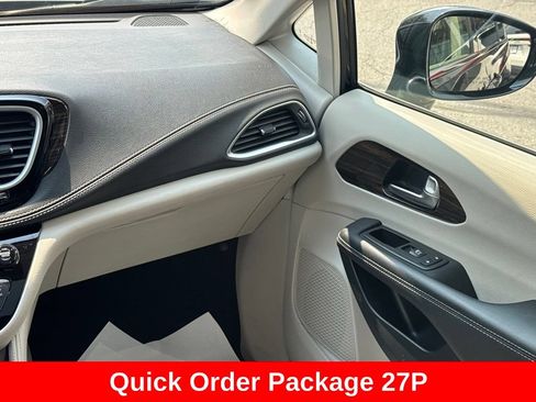 Used 2023 Chrysler Pacifica Limited FWD image 21