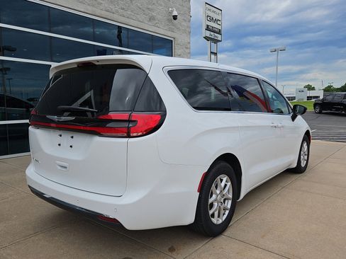 Used 2025 Chrysler Pacifica Select FWD image 4