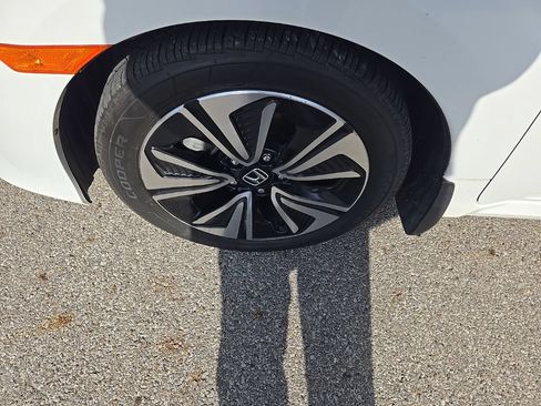 Used 2018 Honda Civic EX-L image 10