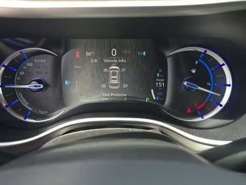Used 2024 Chrysler Pacifica Limited FWD image 17