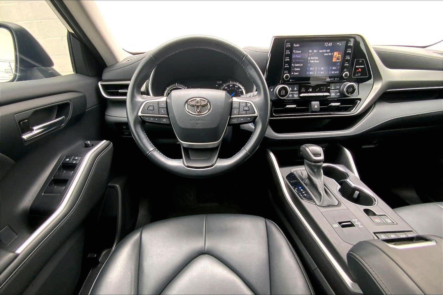 Used 2022 Toyota Highlander XLE AWD/4WD image 5
