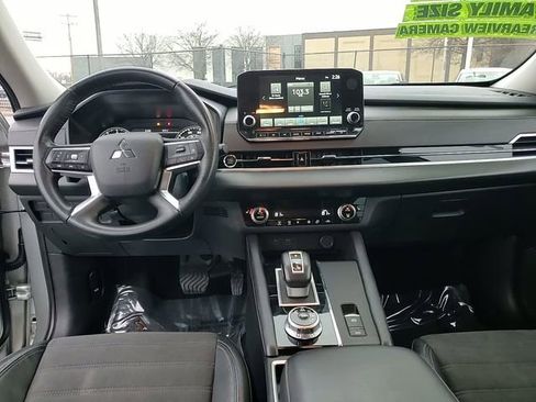 Used 2023 Mitsubishi Outlander SE image 12