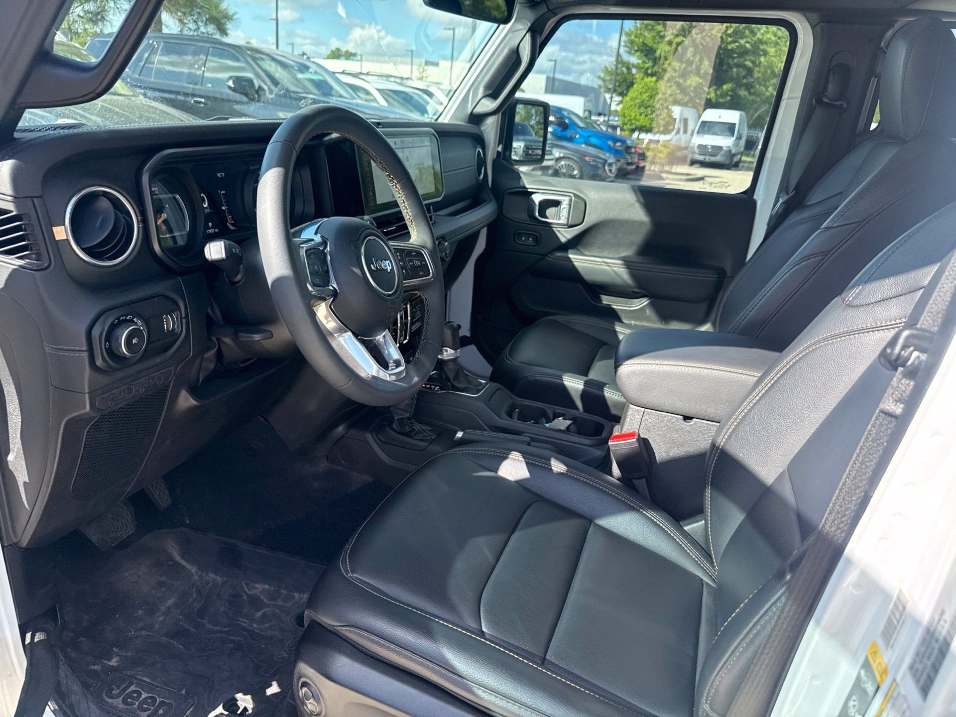 Used 2024 Jeep Wrangler Unlimited Sahara w/ Technology Group AWD/4WD image 9