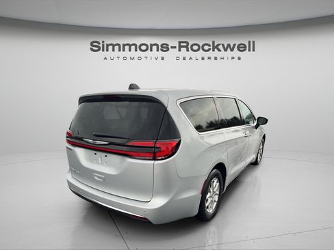 Used 2024 Chrysler Pacifica Touring-L FWD image 5