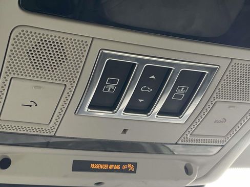 Used 2025 Land Rover Discovery S image 25