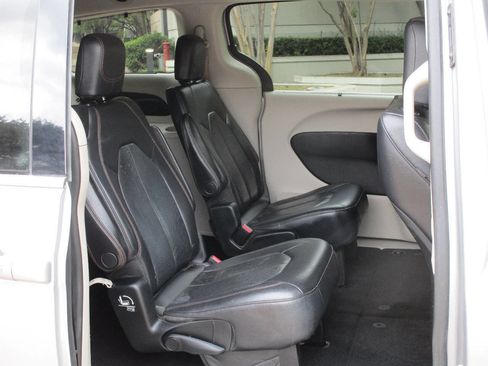 Used 2018 Chrysler Pacifica Touring-L image 13