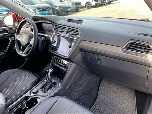 Used 2024 Volkswagen Tiguan SE image 13