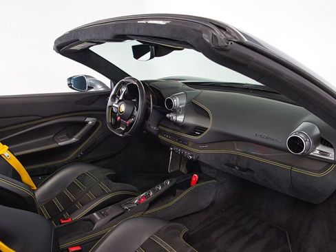 Used 2021 Ferrari F8 Tributo RWD image 33