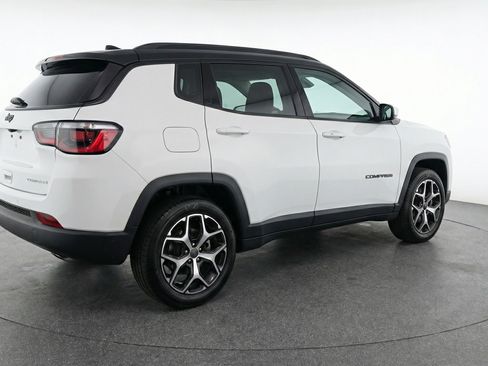 Used 2025 Jeep Compass Limited image 9