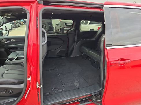 Used 2025 Chrysler Pacifica Select image 16