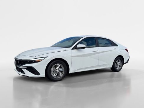 Used 2025 Hyundai Elantra SE image 2