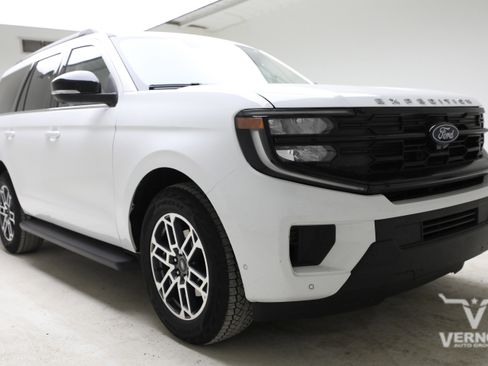 Used 2025 Ford Expedition Active AWD/4WD image 7