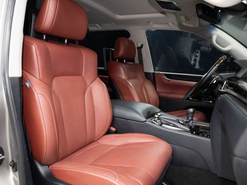 Used 2019 Lexus LX 570 4WD w/ Luxury Package image 12