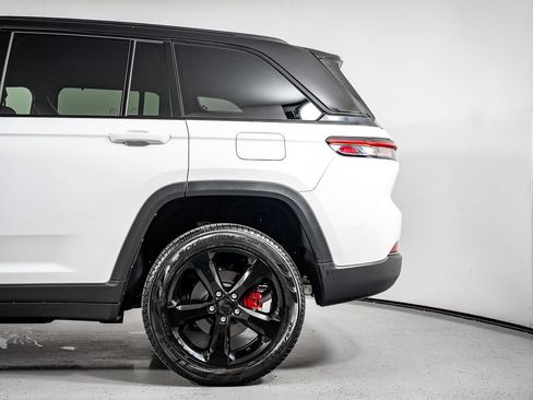 Used 2025 Jeep Grand Cherokee Limited w/ Luxury Tech Group II RWD image 18