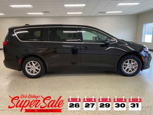 Used 2024 Chrysler Pacifica Touring-L image 4