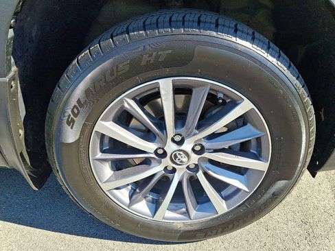 Used 2018 Toyota Highlander XLE w/ Carpet Mat Package (TMS) AWD/4WD image 9