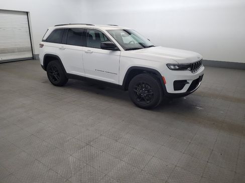 Used 2023 Jeep Grand Cherokee Laredo w/ Luxury Tech Group I AWD/4WD image 11
